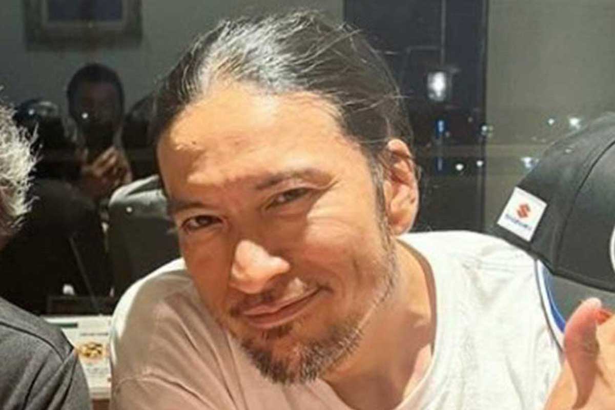 食事の席で笑顔を見せる長瀬智也のアップ写真・現在の私生活と年収の充実ぶりをイメージさせるアイキャッチ