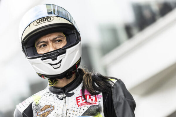 レーシングスーツとヘルメット姿でサーキットに立つ長瀬智也・今年のバイクレース活動と収入源イメージ