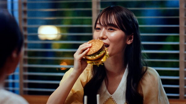 守屋麗奈がハンバーガーを頬張るマクドナルドCM風カット（年収・CM出演解説用画像）