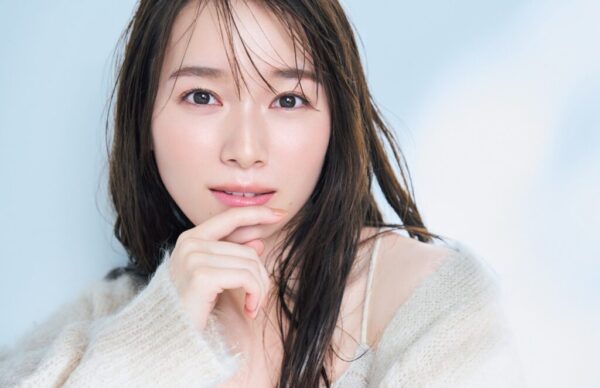 守屋麗奈のアップショット ポートレート写真（経歴やプロフィール紹介用イメージ）