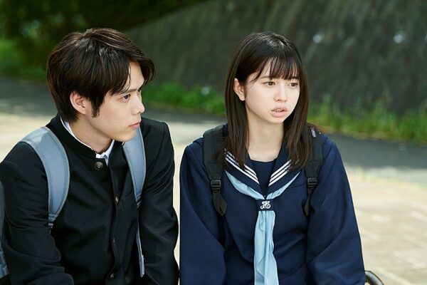 学園ドラマのワンシーン 制服姿の男女が並ぶ写真 昨年の活躍を示すイメージ