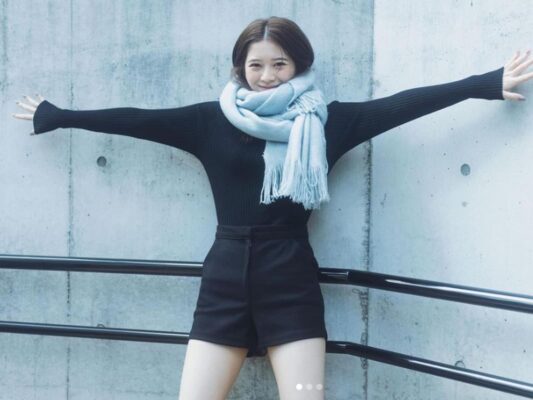 若手女優の全身ポートレート写真 経歴紹介パートのイメージカット