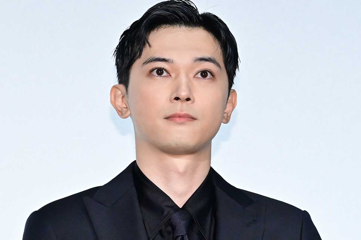 記事用アイキャッチ画像：俳優の経歴と年収特集を想起させるシンプルな見出し用ビジュアル