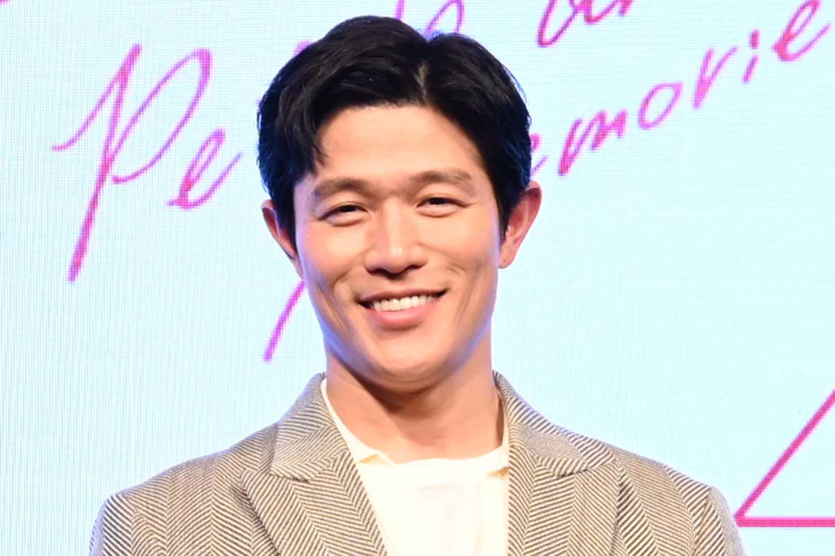 鈴木亮平の笑顔ポートレート