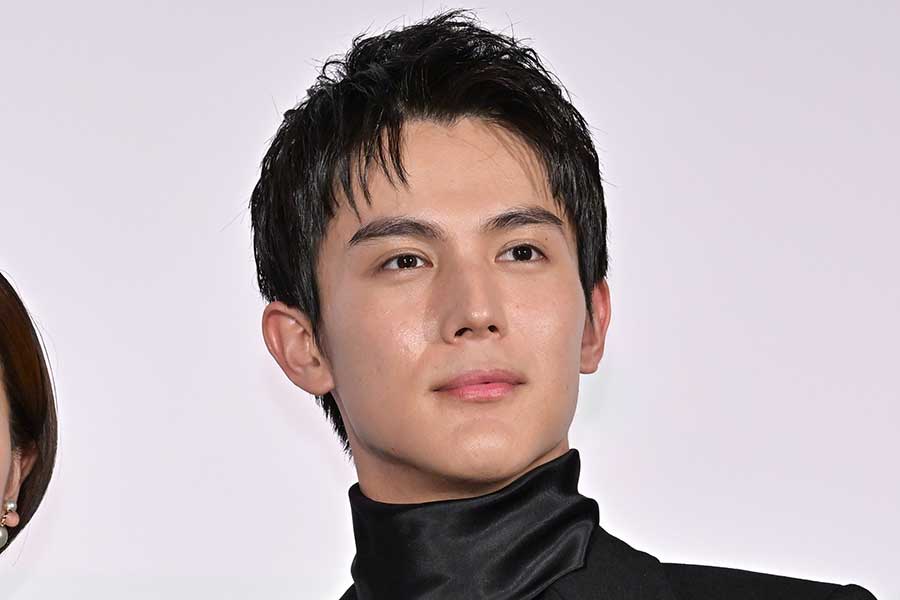 フォーマルな装いの男性俳優のクローズアップ肖像（記事のアイキャッチ用写真）