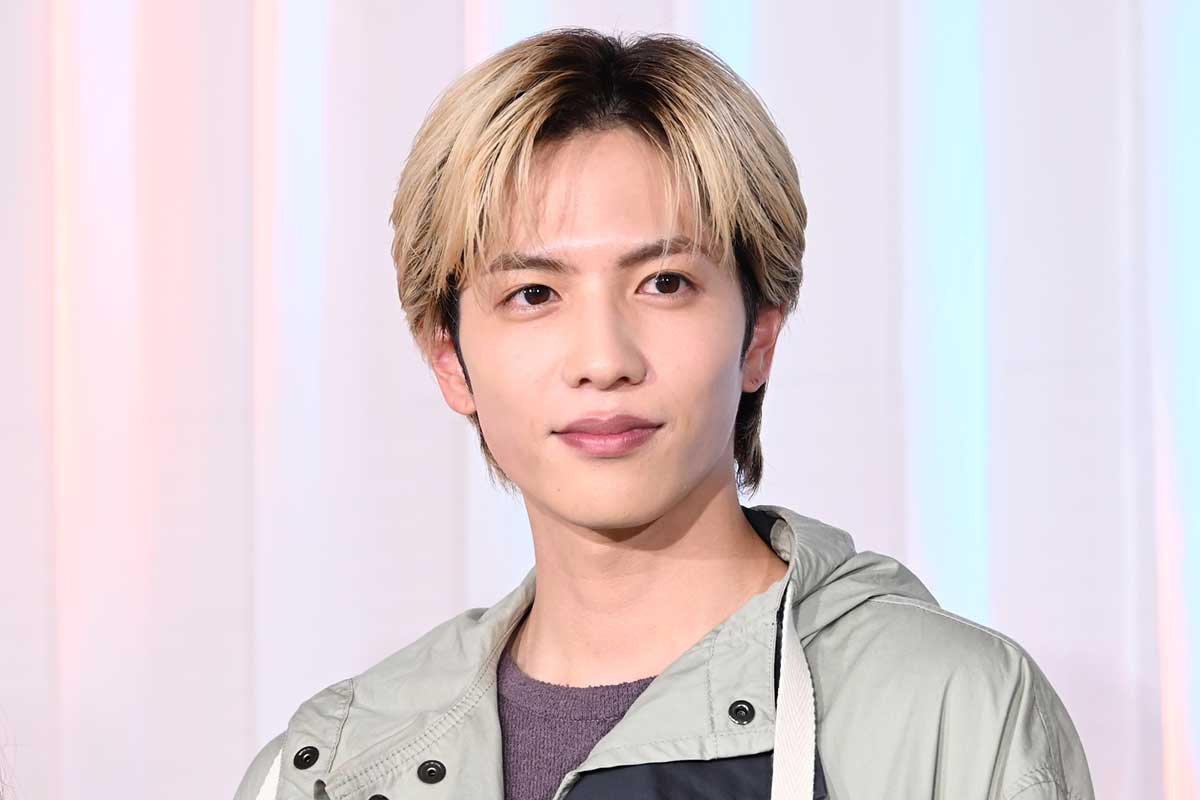 志尊淳のアイキャッチ画像。金髪スタイルで爽やかな笑顔を見せ、2025年の活躍を象徴するビジュアル