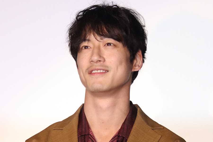 イベント登壇で微笑む坂口健太郎のクローズアップ写真