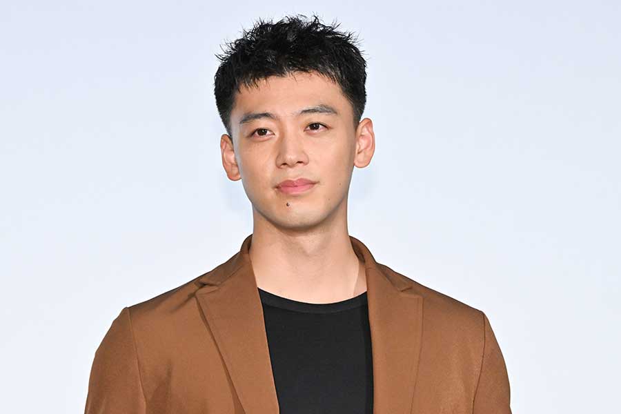 竹内涼真の年収解説アイキャッチ｜今年の予想年収・昨年の最高年収・出演作まとめ