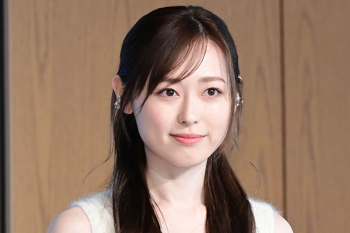 イベント会見でやさしくほほ笑む福原遥のアップ写真（ナチュラルメイクで清楚な雰囲気のポートレート）