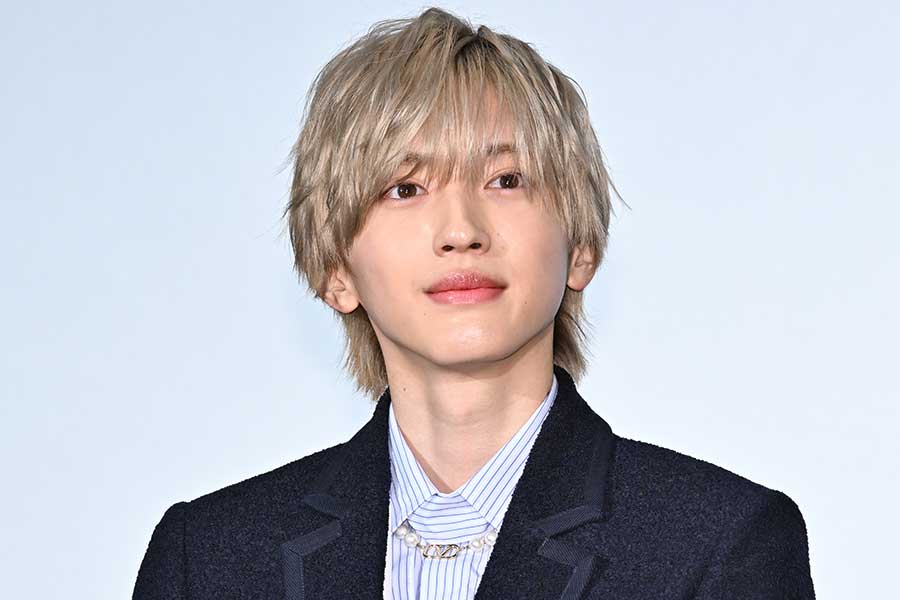 金髪ヘアでダークスーツを着た道枝駿佑のアップ写真。映画やドラマの舞台挨拶・イベント出演などマルチな仕事ぶりと高年収イメージを表現したアイキャッチ画像