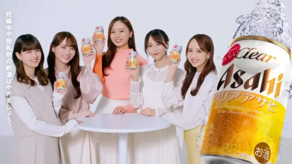 梅澤美波が乃木坂46メンバーとクリアアサヒの缶を手に持つCMイメージ写真 年収記事用素材
