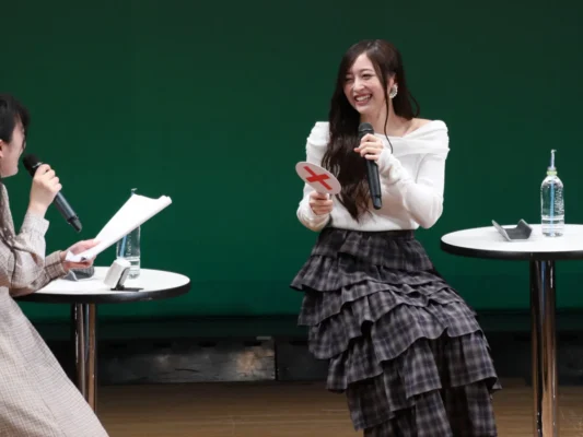 マイクを持って笑顔でトークする井上和（乃木坂46）、今年の予想年収記事に使うイベント写真