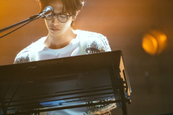 志尊淳がライブでキーボードを演奏する姿。アーティストとしての表現力と集中した表情が印象的