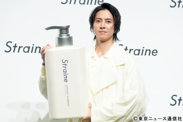 山下智久がStraineシャンプーの巨大ボトルを持つCM発表イベントの様子 年収を支える広告出演