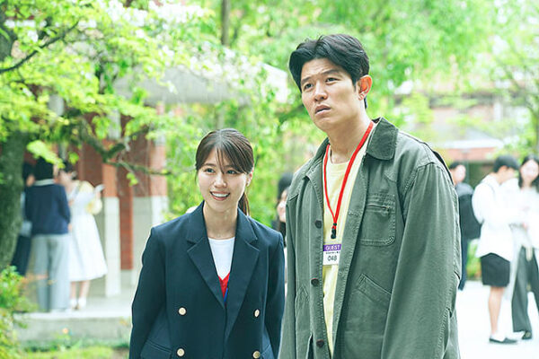 鈴木亮平と共演者の屋外場面