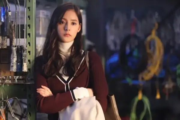 女性俳優がドラマのシーンで真剣な表情を見せるシーン。年収推移を感じさせる仕事の一環としての成長を表現。