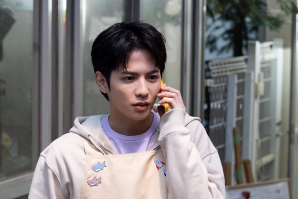 志尊淳がエプロン姿で電話をするドラマのワンシーン。日常的な役柄で自然体の演技を見せている