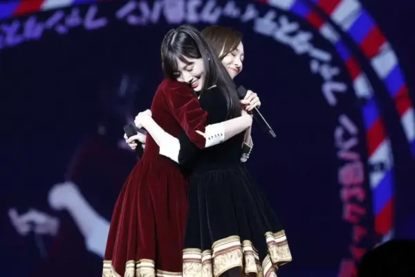 ライブステージで乃木坂46メンバーと抱き合う梅澤美波 感動シーンの写真 年収と活躍を象徴する場面