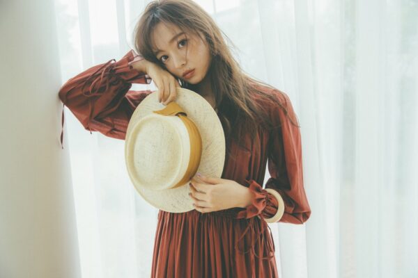 梅澤美波がワンピース姿で帽子を持つポートレート写真 モデル活動と経歴紹介用イメージ