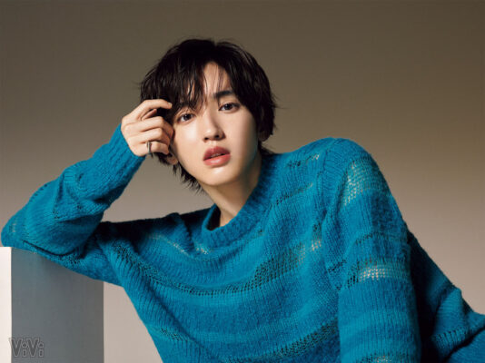 青いニットを着た道枝駿佑が頬杖をついてカメラを見つめるポートレート。ファッション誌やモデル活動による収入面の活躍を伝えるビジュアル