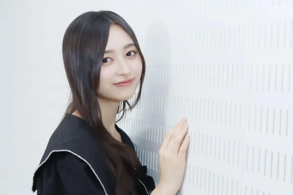 白い壁の前で微笑む井上和（乃木坂46）のポートレート、経歴紹介用の写真