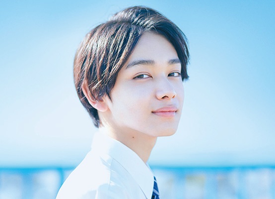 青空の下で微笑む宮世琉弥のアップ写真｜デビュー当時の爽やかな雰囲気を伝えるプロフィール・経歴紹介用画像