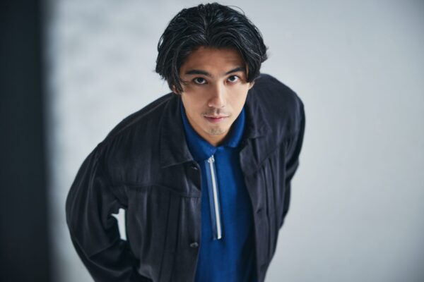 人気男性俳優のポートレート写真｜インタビュー用宣材カットと経歴紹介用ビジュアル