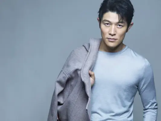 鈴木亮平のスタジオポートレート