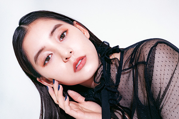 笑顔で観客に手を振る女優。出演ドラマや映画での活躍を示すポジティブな印象。