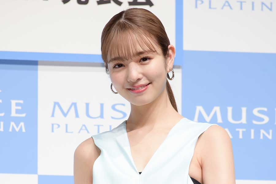 ミュゼプラチナムのロゴが入ったボードの前でノースリーブワンピース姿の横田真悠がカメラに向かって微笑むイベントショットで、CM出演や年収特集にも使える一枚