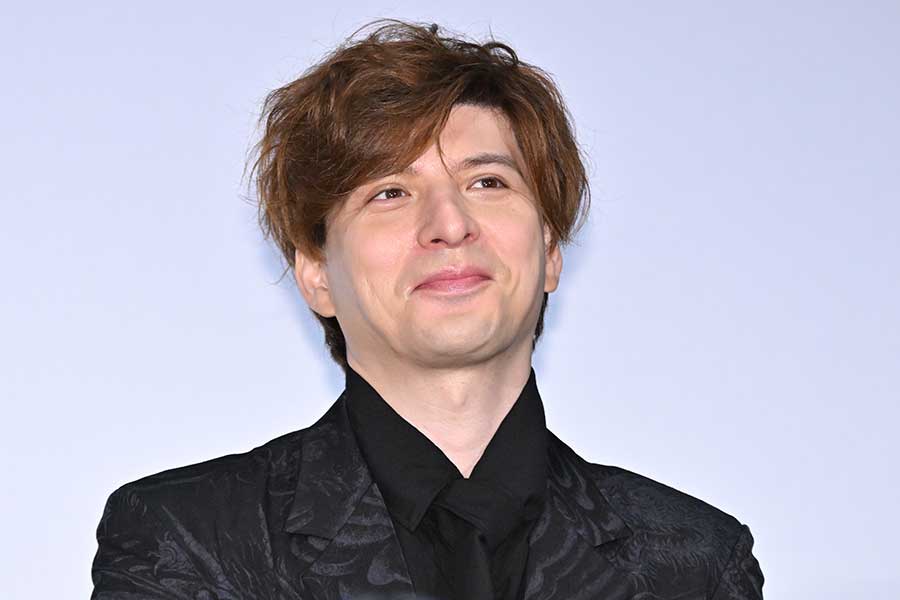 城田優の年収や出演作を解説するブログ記事用アイキャッチ画像｜俳優・歌手としての活躍イメージ