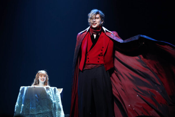 ミュージカル『ダンス・オブ・ヴァンパイア』で伯爵クロロックを演じる城田優とヒロインの共演シーン｜城田優の年収・舞台出演ギャラ解説