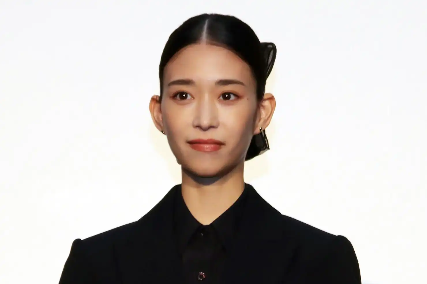 アイキャッチ画像で、シンプルな背景の中でスタイリッシュな人物が登場。ファッションと個性を反映したビジュアル。