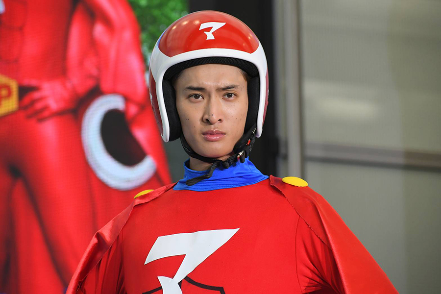 Snow Man・向井康二扮(ふん)する“マッサマン”が、17日にフジテレビにて行われた『お台場冒険王2024~人気者にアイ(ハートマーク)LAND~』の制作発表の際の画像