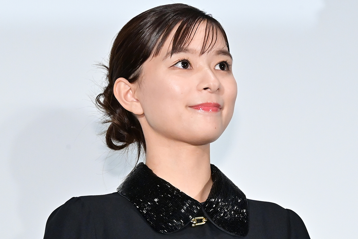 映画やドラマで見せる芳根京子の真剣なまなざし。黒いドレスに身を包み、女優としての気品と覚悟を感じさせる瞬間。