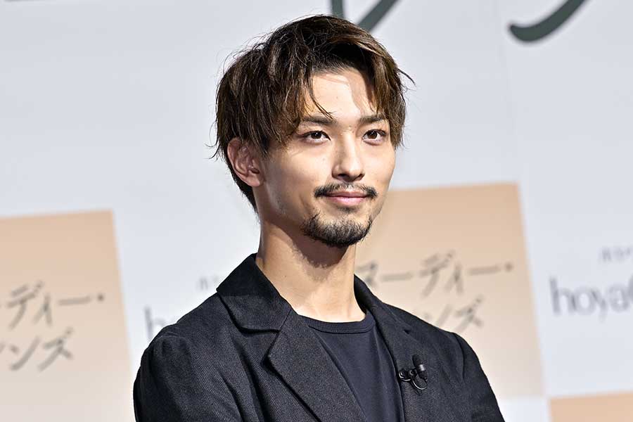 スーツ姿で笑顔を見せる横浜流星のイベント登壇写真｜横浜流星の最新出演情報・年収特集用アイキャッチ