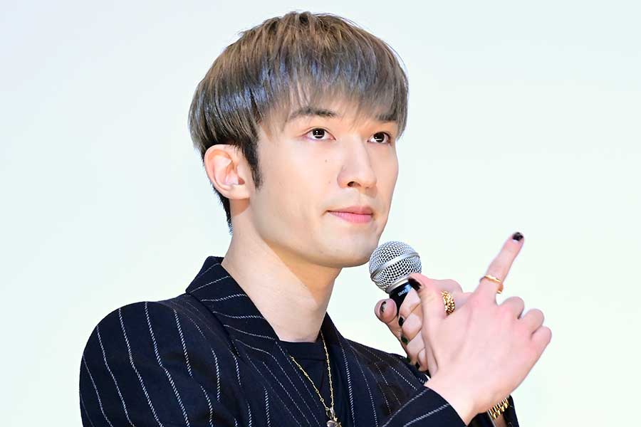 マイクを手にトークするSixTONESジェシーの写真｜バラエティ番組やライブMCなど多方面で活躍し高年収を稼ぐイメージに合った画像