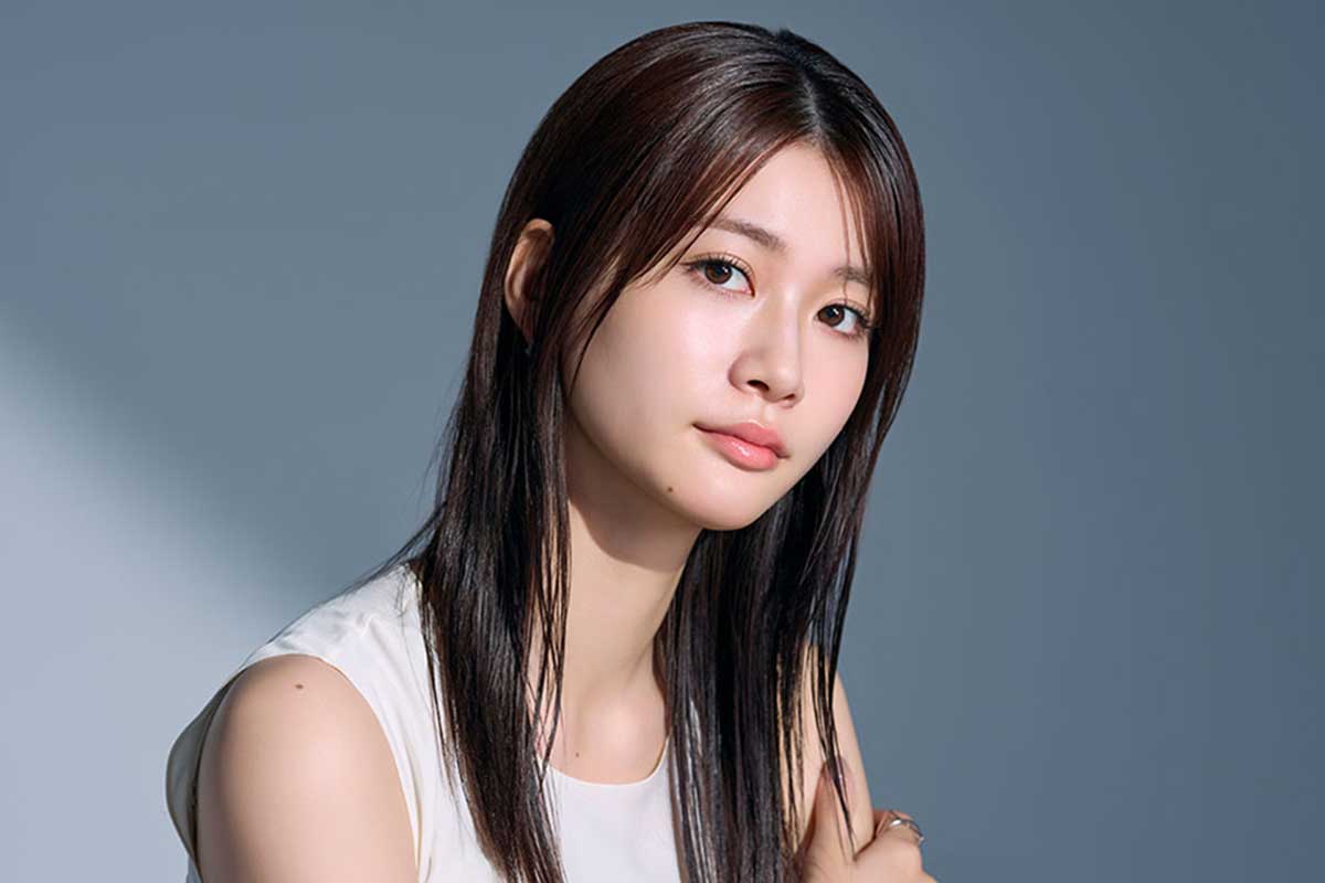 大人っぽい表情でカメラを見つめる生見愛瑠のアップ写真（年収や経歴を解説する記事のアイキャッチ用）