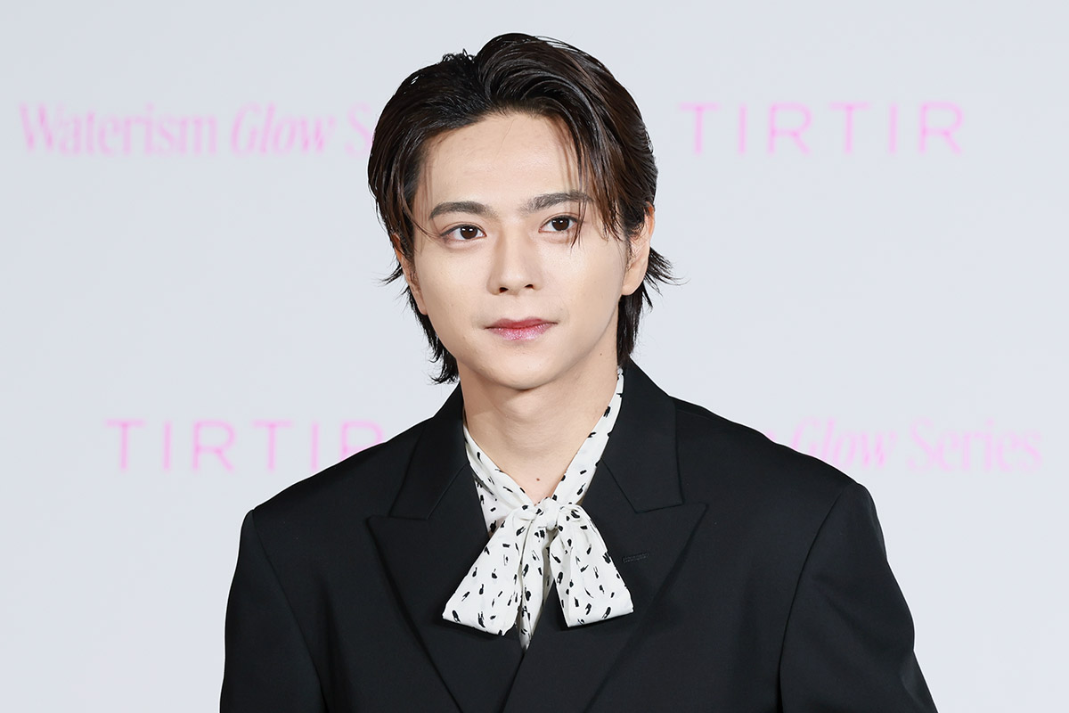 黒いスーツを着た男性アイドルが真正面を見つめるポートレート写真。年収解説ブログのアイキャッチ用イメージ