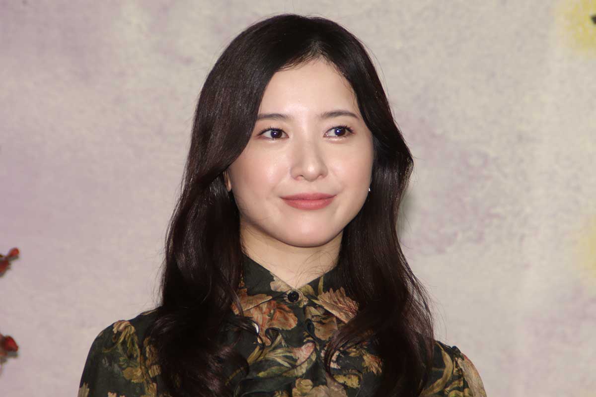 花柄の衣装で微笑む女性俳優のイベント会見写真（年収記事のアイキャッチ画像）