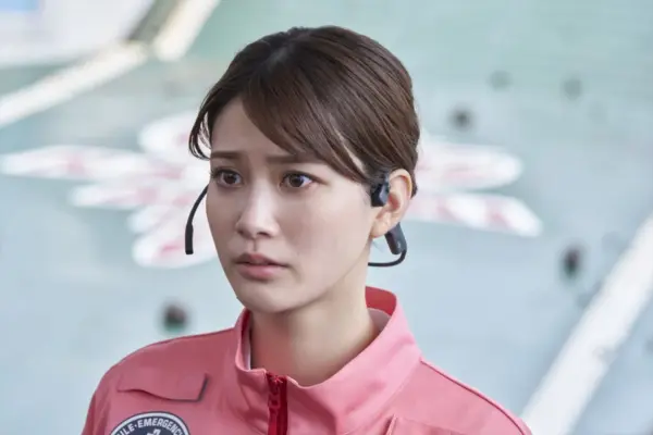 ピンクの救命服姿で真剣な表情を見せる生見愛瑠のドラマシーン写真