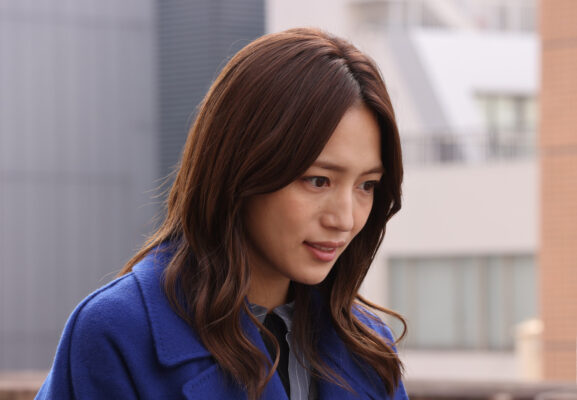 青いコートの女性の横顔アップ写真（川口春奈のドラマ出演と年収を解説する記事用イメージ）