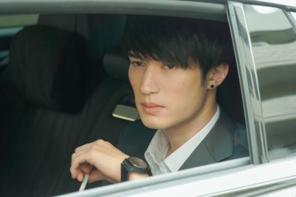 スーツ姿で車の後部座席に座るSixTONESジェシーの肖像写真｜ビジネスシーン風のクールな雰囲気で高年収イメージを連想させる画像