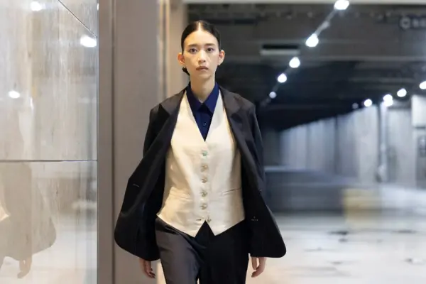 今年（推し楽）に関連する音楽活動と年収推移を示すグラフ。2025年の年収増加を反映し、芸能活動における成長を強調。