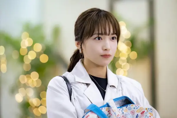 白衣を着た若い女性が正面を見つめる写真（川口春奈の最新ドラマと推定年収を紹介する記事用イメージ）