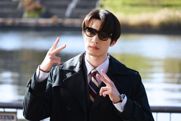 サングラス姿でピースサインをするSixTONESジェシーの写真｜ドラマや映画でも話題のスタイリッシュな雰囲気が伝わる画像