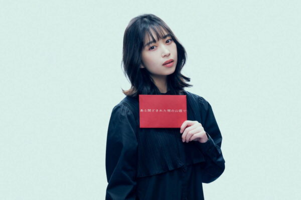 昨年のファッションプレスに登場したモデルの写真。シンプルで洗練されたビジネススーツ姿が印象的。