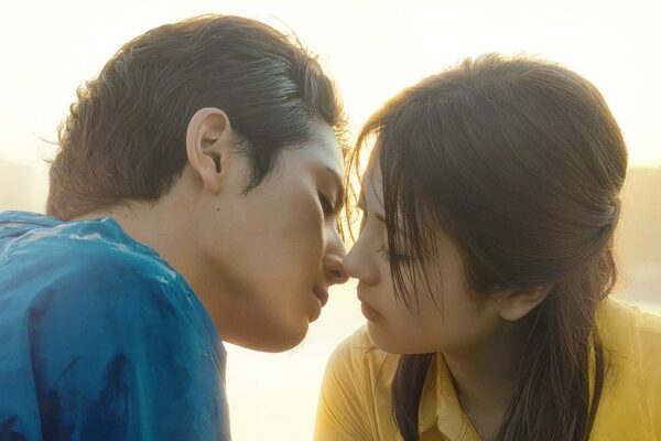 映画のワンシーンで共演俳優とキス寸前に見つめ合う浜辺美波の恋愛シーン画像 ラブストーリー作品のクライマックス
