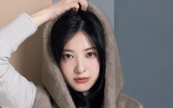 フードをかぶった女性俳優のクローズアップ写真（経歴・プロフィール紹介に使えるビジュアル）