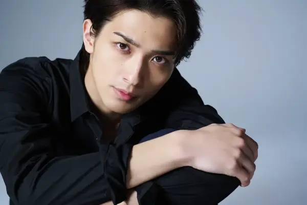 黒シャツ姿でこちらを見つめる横浜流星のアップ写真｜横浜流星のイケメン俳優プロフィール用画像